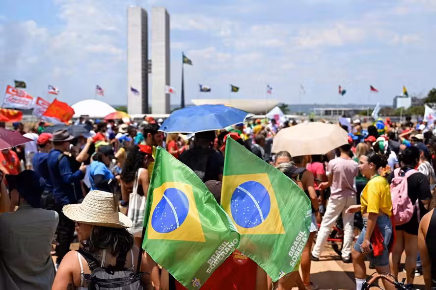Manifestantes caminham em direção ao Congresso durante protesto contra a PEC da Bandidagem, em Brasília. — Foto: Evaristo Sá / AFP