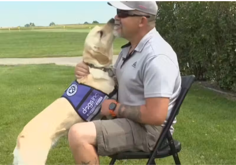 O cão de serviço conseguiu salvar a vida do tutor dele ao farejar um derrame fulminante - Foto: WDRB News