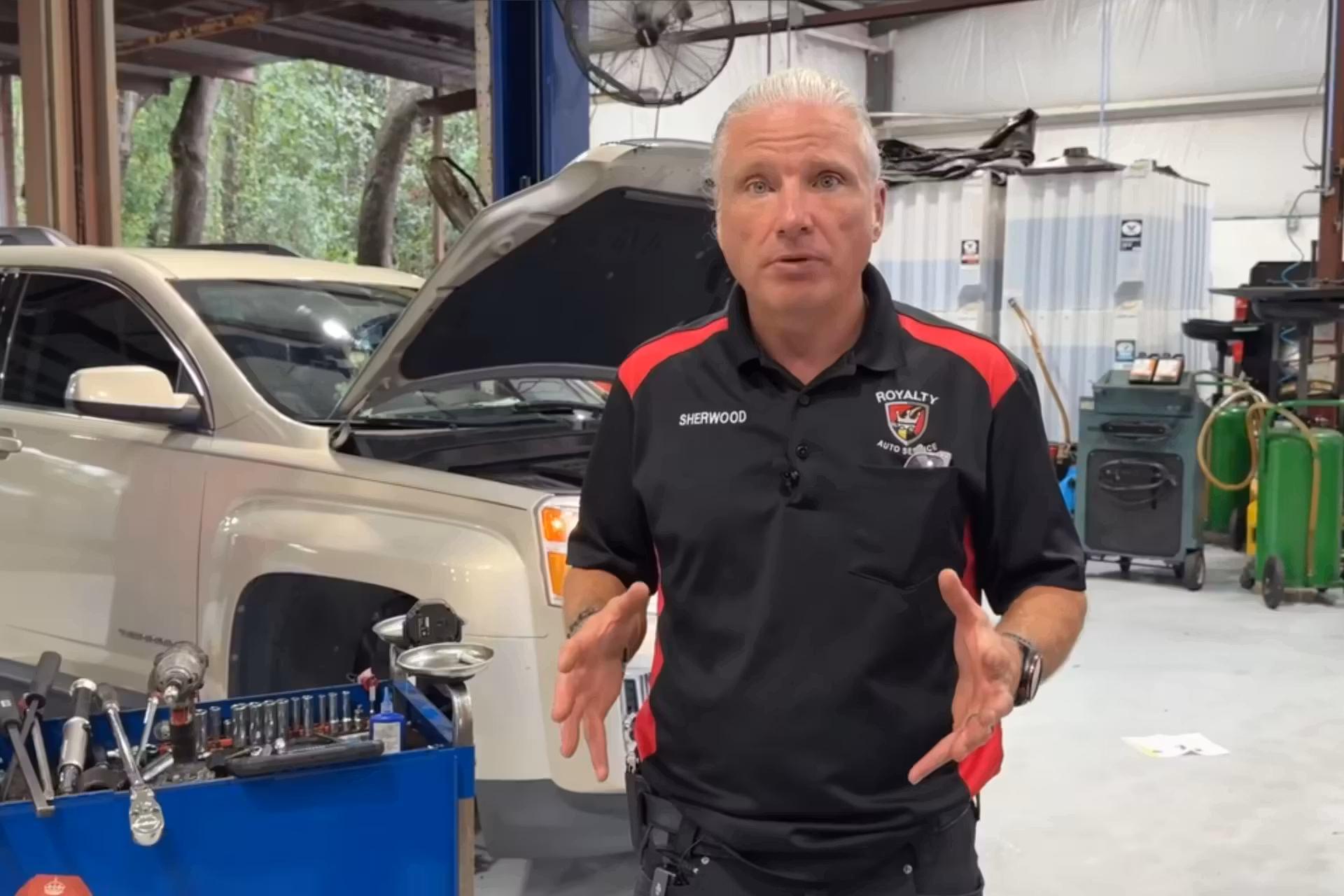 EUA, viu que a mãe solo tinha sido enganada em uma outra oficina, abriu uma vaquinha e ela ganhou muito mais o que o conserto do carro. - Foto: Youtube/Royalty Auto Service