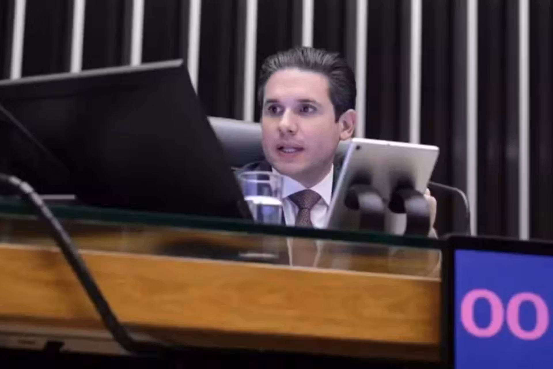 O presidente da Câmara, Hugo Motta, correu para anunciar que vai votar na semana que vem o projeto de isenção do IR para quem recebe até R$ 5 mil por mês. - Foto: Bruno Spada/Câmara dos Deputados