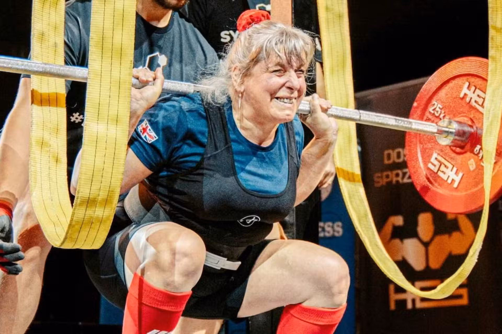 Aos 65 anos, Martine, a vovó fortona, quebrou 4 recordes mundiais de levantamento de peso. E disse que descobriu a força toda por acaso. - Foto: SWNS