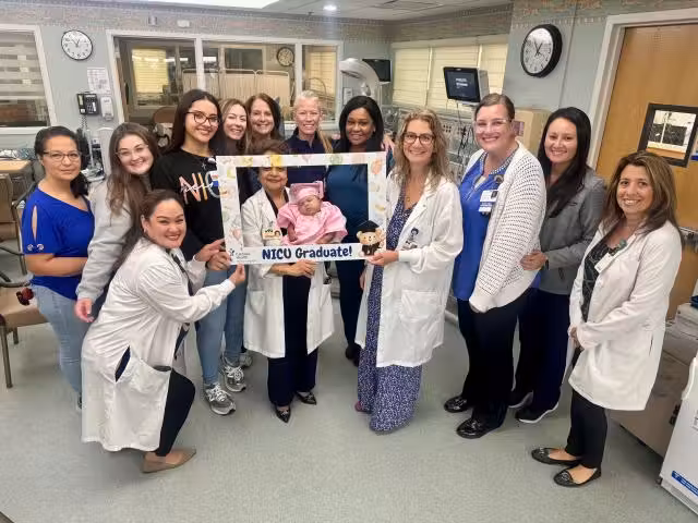 Funcionários do hospital fizeram festa na alta da menina. - Foto: Catholic Health, ABC7NY 