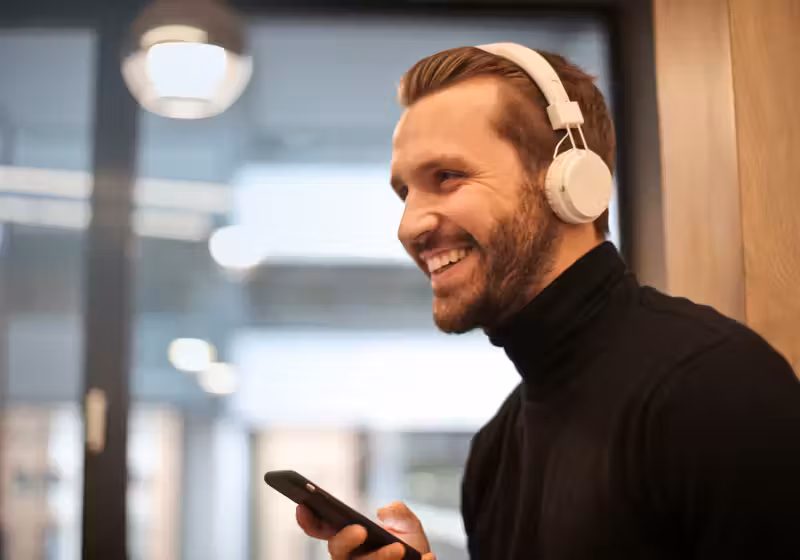 Pesquisadores chineses descobriram que música alegre ajuda a curar enjoo durante viagens - Foto: Canva