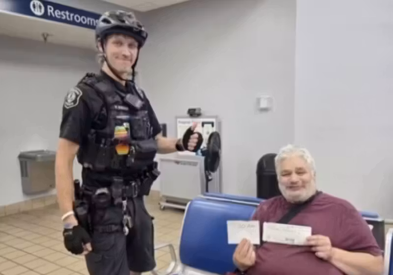 Policial Solidário Ajuda Homem Surdo A Voltar Para Casa Após Perder Ônibus E Dinheiro 2 Veja a compaixão do policial que comprou a passagem para o homem surdo, que foi deixado em uma rodoviária dos EUA sem bagagem nem dinheiro - Foto:: KDKKA