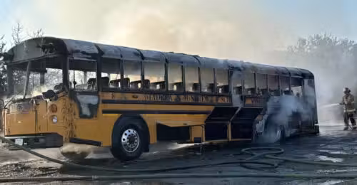 O ônibus escolar ficou totalmente destruído - Foto: Kari Thorp