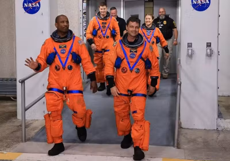 Os astronautas da NASA devem voar para a Lua em Fevereiro de 2026. Da esquerda para a direita, os astronautas Victor Glover e Reid Wiseman, o astronauta da CSA Jeremy Hansen e Christina Koch. - Foto: NASA