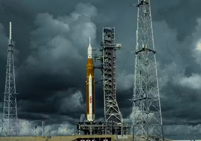 A Artemis 1 na plataforma de lançamento do Centro Espacial Kennedy em setembro de 2022. Os astronautas da Artemis 2 voarão em um foguete semelhante.- Foto: Dan Winters, Nat Geo Image Collection