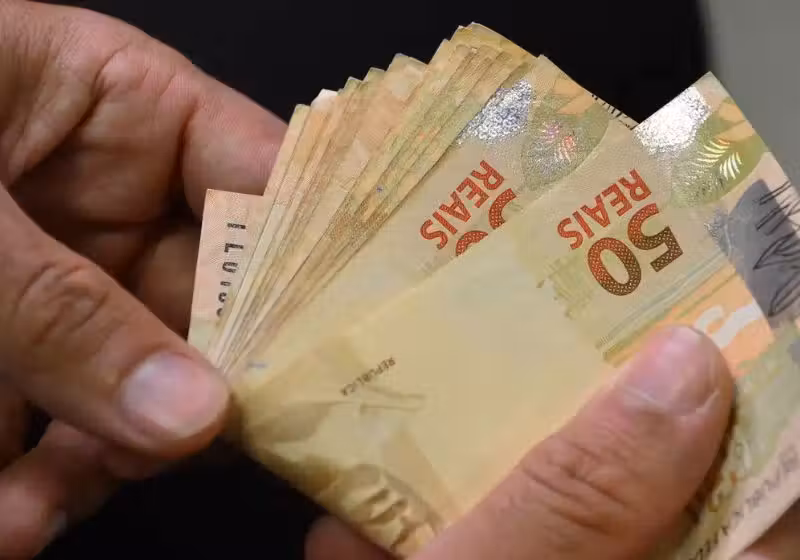 O Banco Central informou que os brasileiros tem muito dinheiro esquecido em bancos. São 10,4 bilhões. Veja como consultar e sacar. - Foto: Marcello Casal Jr/Agencia Brasil