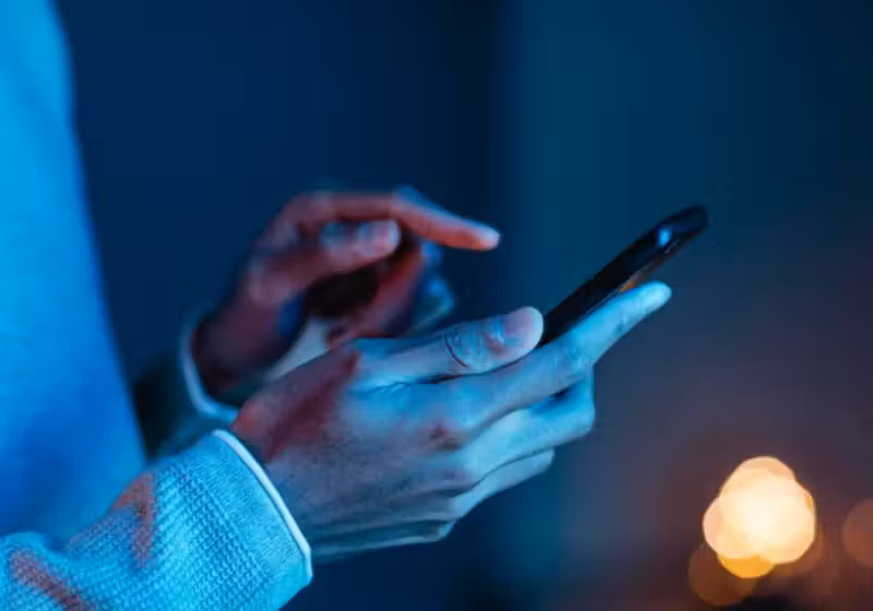 No novo golpe que copia a voz pelo telefone, enquanto conversam com a vítima, eles gravam a voz da pessoa para usar em outras fraudes. - Foto: reprodução/redes sociais