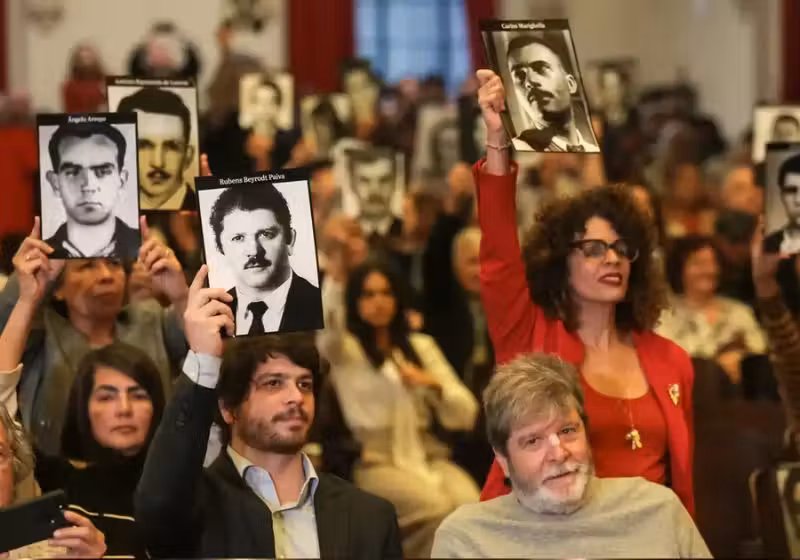 Familiares de mortos e desaparecidos políticos na ditadura militar receberam as certidões de óbito corrigidas dos familiares em evento na Faculdade de Direito, no Largo São Francisco, em São Paulo – Foto: Paulo Pinto/Agência Brasil