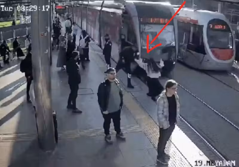 Guarda Salva Mulher Antes Do Trem Passar: Vídeo Impressionante! 2 Um guarda muito atento salva a mulher distraída que seria atropelada pelo trem na estação da Turquia. Ele puxa o braço dela na hora H. - Foto: câmeras de segurança