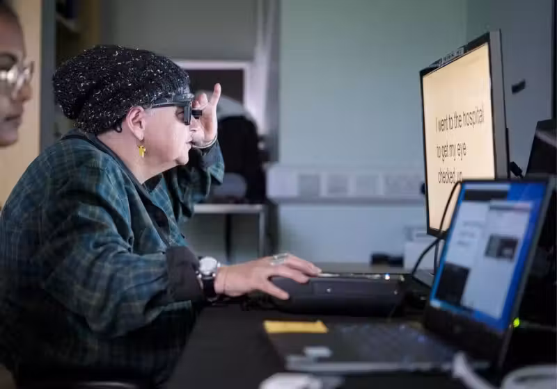 A idosa cega Sheila Sheila, do Reino Unido, volta a enxergar e ler usando seu novo olho biônico - Foto: PA