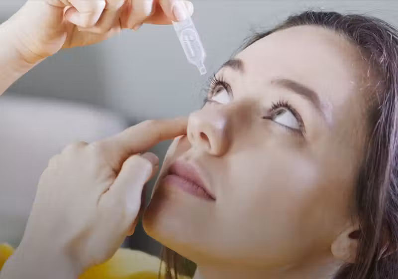 O novo colírio, que ajuda a corrigir a presbiopia, a visão de perto, aprovado nos EUA, começará a ser vendido este ano. - Foto: reprodução/Vizz