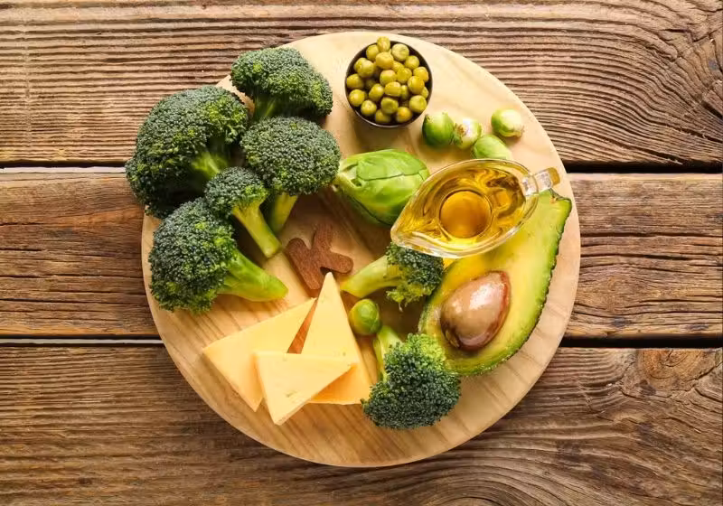 Cientista do Japão descobriram que a vitamina K, encontrada em verduras escuras e frutas, pode melhorar os neurônios e retardar Alzheimer e Parkinson. - Foto: reprodução/TuaSaude