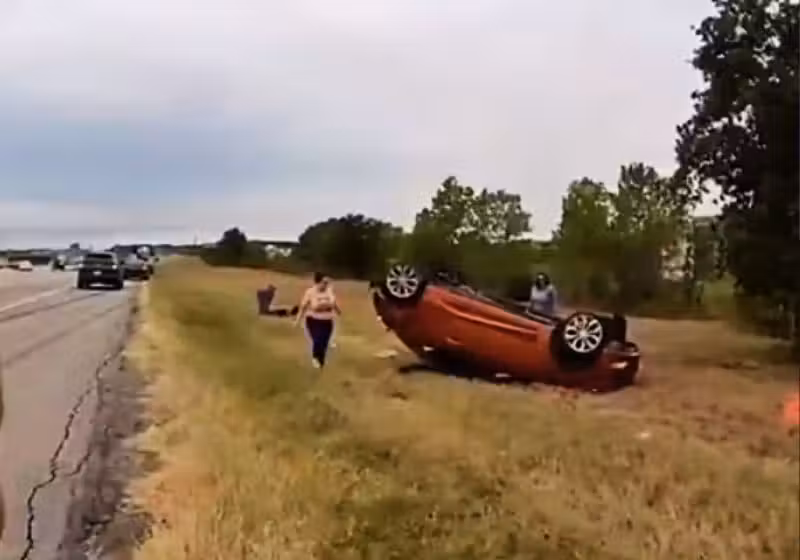 O vídeo mostra o momento em que desconhecidos e policiais levantam um carro capotado no Texas (EUA), para resgatar um bebê preso lá dentro. Foto: The Fort Worth Police Department