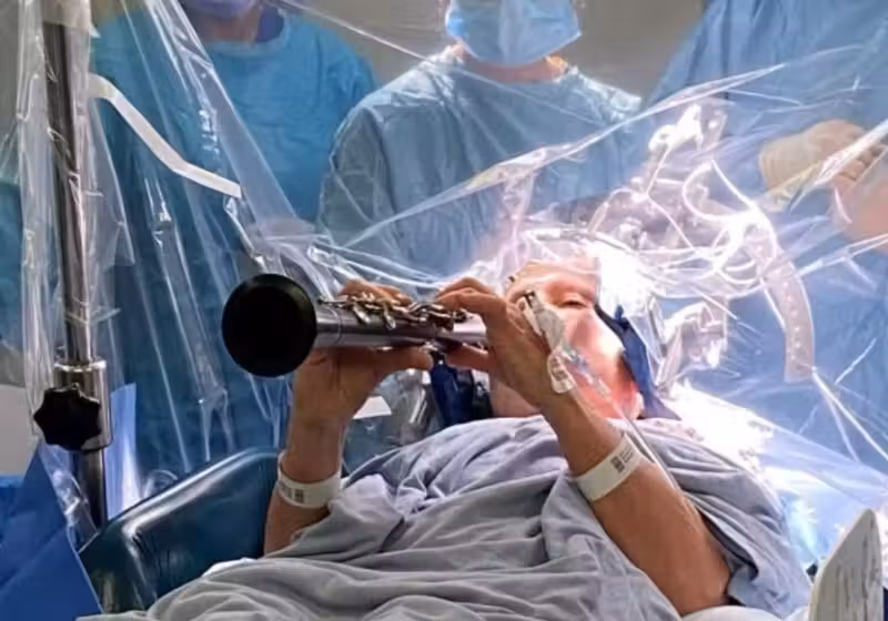 Denise, a mulher que tocou clarinete durante cirurgia contra o Parkinson, em Londres, não conseguia tocar há anos. - Foto: ing’s College Hospital