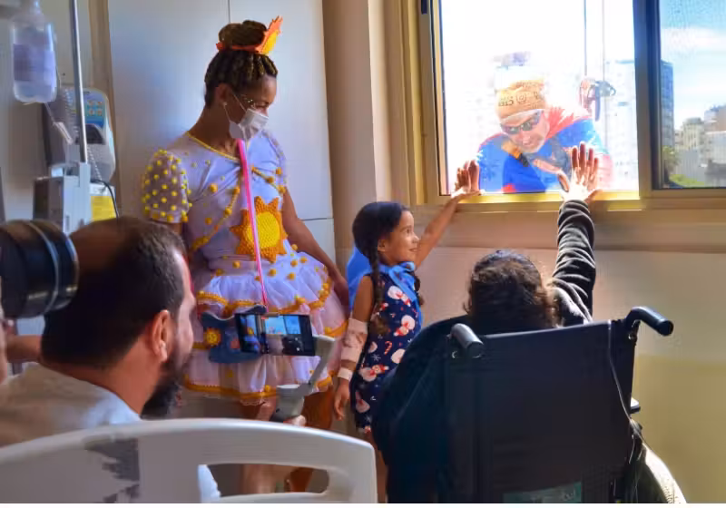 Os super-heróis fizeram a festa de crianças internadas na Santa Casa de Porto Alegre - Foto: Santa Casa de Poa