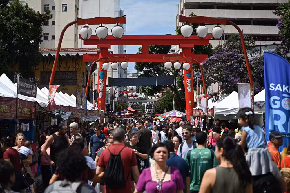 Nas ruas da Liberdade, bairro eleito um dos melhores destinos do mundo, você se sente no Japão. - Foto: divulgação