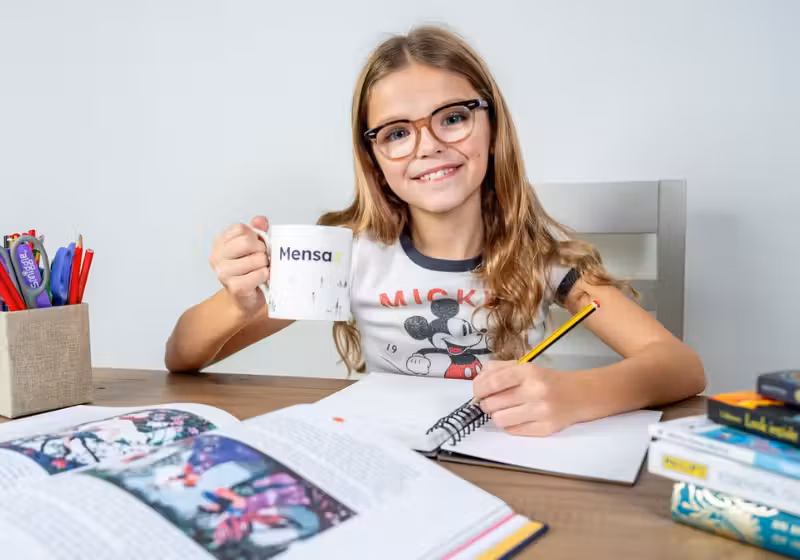 Poppy surpreendeu e muito! A menina diagnosticada com dislexia entra para a Mensa porque tem superdotação e QI altíssimo. - Foto: arquivo pessoal