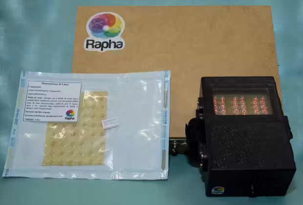 Lâmina de látex e equipamento móvel, componentes do Kit Rapha. - Foto: Beatriz Ferraz/Secom UnB