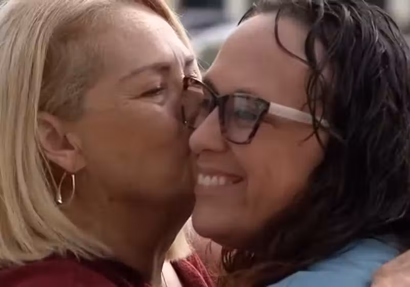 Mulher Reencontra Jovem Herói Que A Salvou Há 35 Anos E Expressa Gratidão 2 Uma mulher reencontra pelas redes a jovem que a salvou de um acidente de carro 35 anos atrás, quando tinha 9 anos, na Califórnia (EUA). Foi emocionante. - Foto: ABC7 News