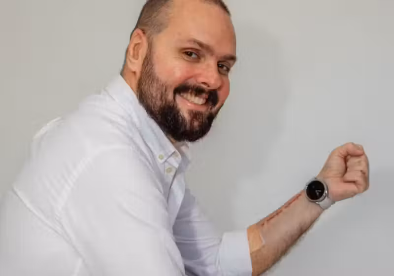 Foi o alerta de um relógio inteligente que salvou a vida deste homem, que estava com princípio de infarto. Roberto tem 48 anos e é do RJ. - Foto: arquivo pessoal