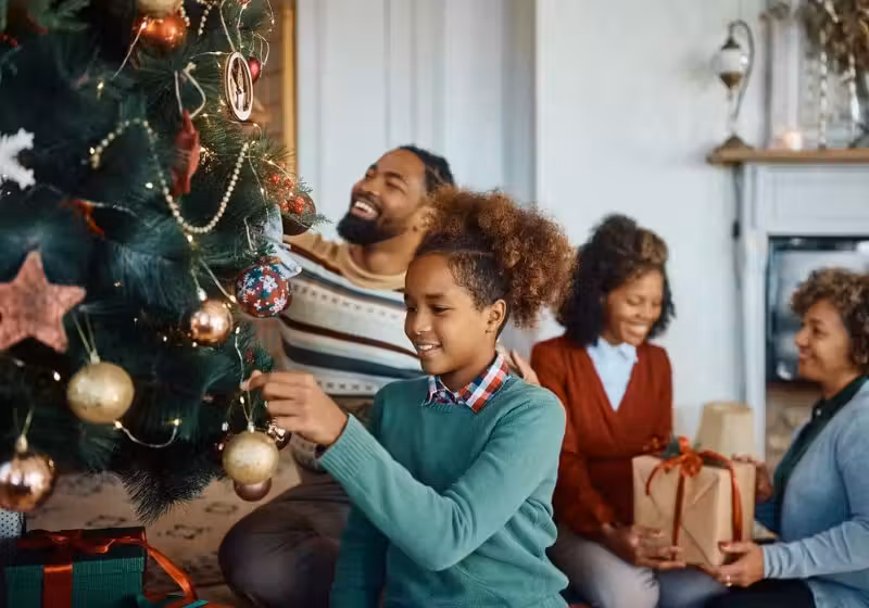 Pela tradição do cristianismo, montar a árvore de Natal tem data certa: no 1° domingo do Advento, que agora em 2025 cai no dia 30 de novembro. - Foto: reprodução/Seara