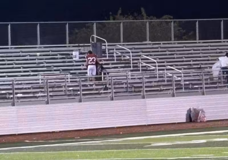 O flagrante mostra o jogador Hudson ajudando a limpar a arquibancada e recolhendo o lixo deixado pela torcida no estádio, nos EUA. - Foto: Michael Courville