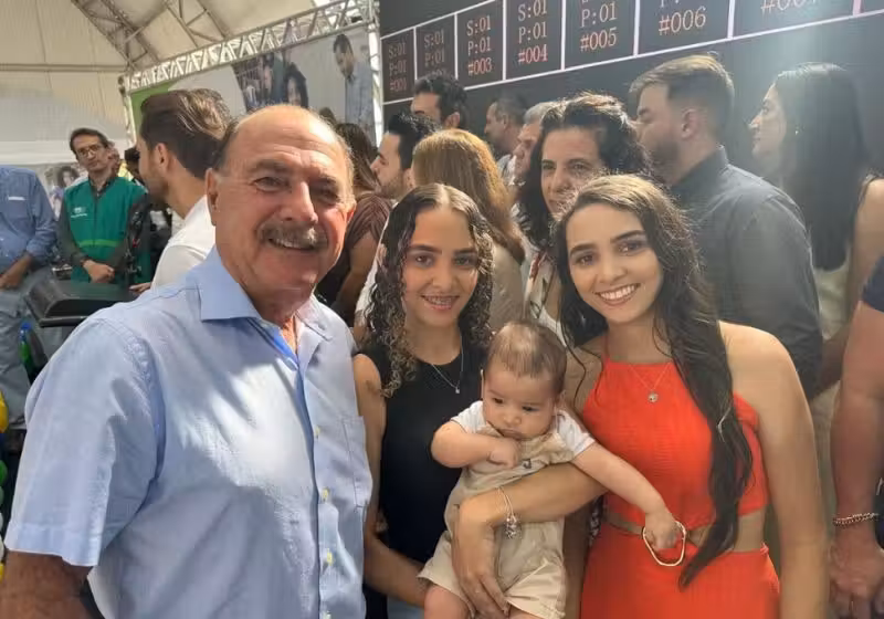 Rafaela, uma das gêmeas siamesas separadas há 23 anos em GO, é mãe do pequeno Davi Emanuel. "É uma vitória", disse o médico que as separou. - Foto: divulgação