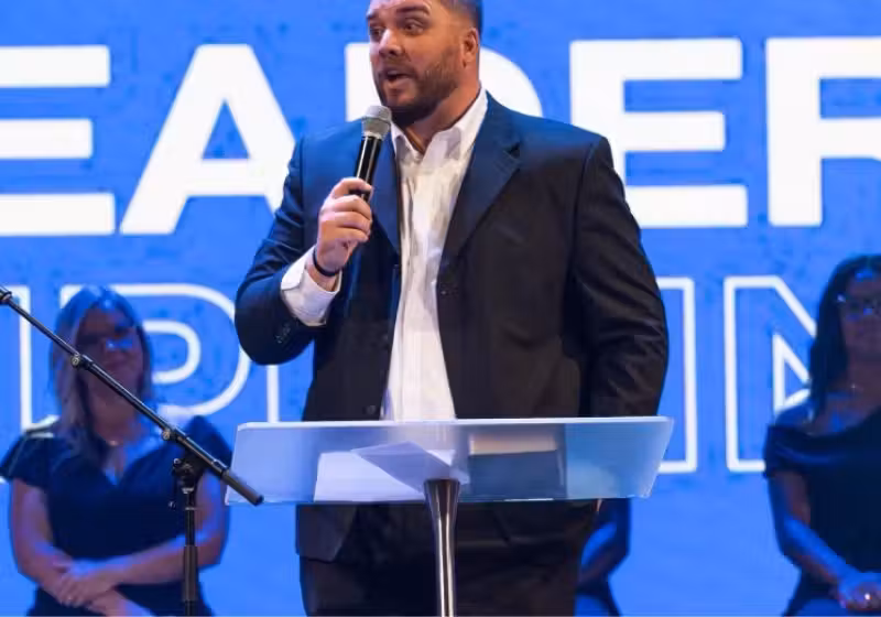 A igreja da Flórida (EUA), quita as dívidas médicas de 4 mil famílias da comunidade, inclusive para não fieis. O anúncio foi feito pelo pastor durante o culto. - Foto: Transformation Church