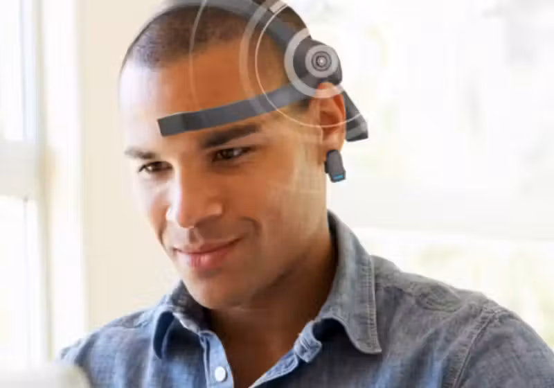 Através de conexão Bluetooth, o aparelho emite ondas cerebrais e permite mover objetos com a concentração — Foto: Divulgação/Neurosky