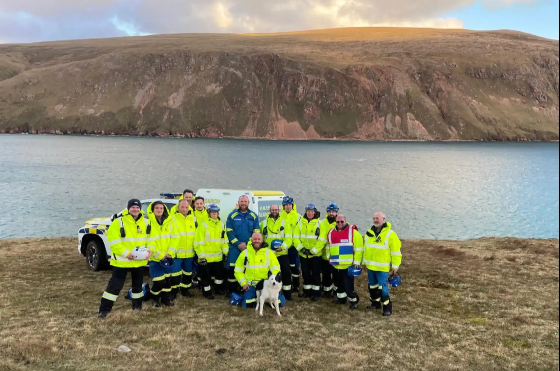 A equipe comemorou o final feliz do resgate no penhasco com essa foto, com o cachorrinho junto. - Foto: HM Coastguard 