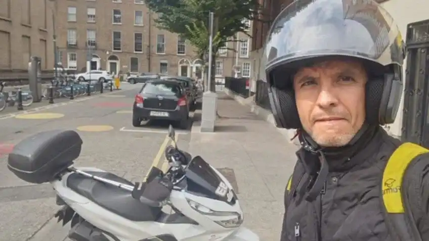 Caio trabalhava como entregador de comida quando viu o agressor, partiu pra cima dele e salvou 3 crianças e uma mulher, em Dublin, na Irlanda, em 2023. - Foto: Reprodução/Campanha "Buy Caio Benicio a pint"