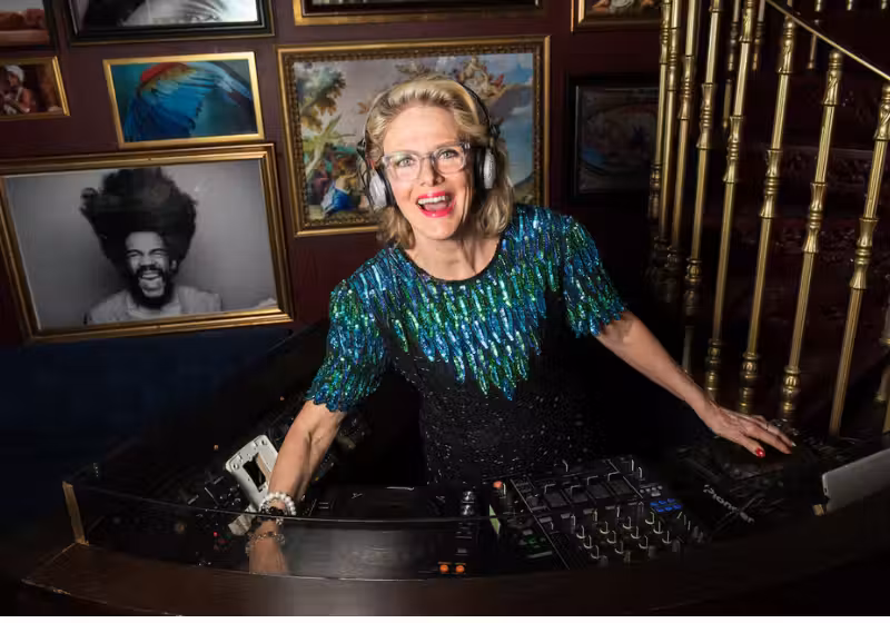 DJ Glória mostra que ser idosa não a impede de nada! Hoje ela comanda festas disputadas e todas com lista de espera - Foto: Instagram