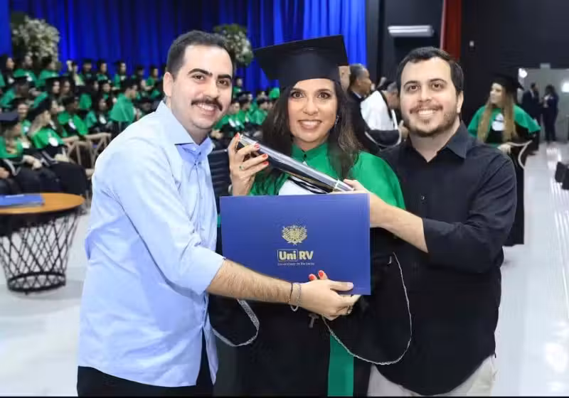 Juliana Julien, a mãe que adiou o sonho de fazer medicina a vida toda, para antes formar os filhos, recebeu o diploma das mãos deles, aos 53 anos, em Formosa, Goiás. - Foto: arquivo pessoal