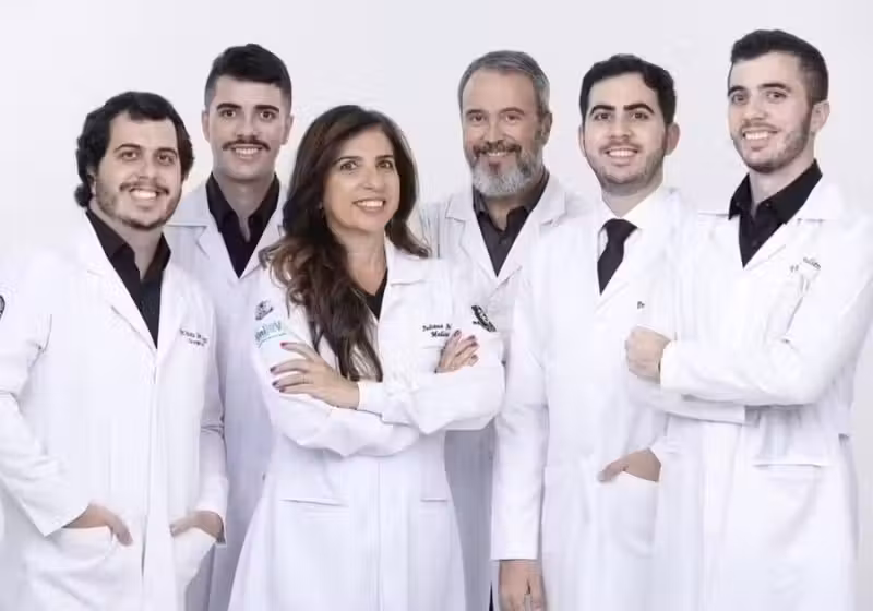 Hoje Juliana tem uma família de médicos: ela o marido e os filhos, Antonio e João (dir) Juliana e Wallace (centro); e Pedro e Vitor (esq). — Foto: Arquivo Pessoal