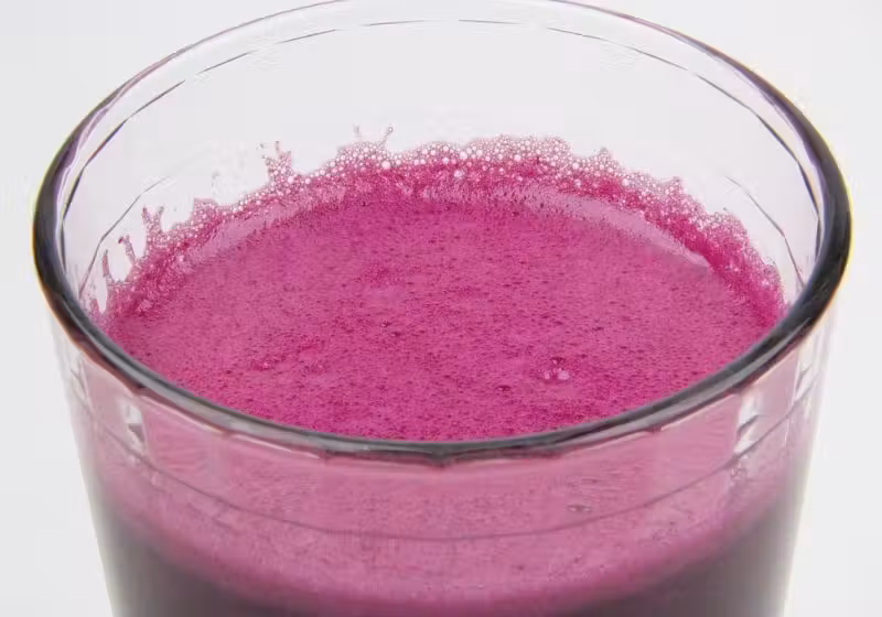 Pesquisadores de Inglaterra descobriram que suco de beterraba ajuda a baixar a pressão arterial em idosos e combate bactérias nocivas na boca. - Foto: SparrowsHome/Pixabay