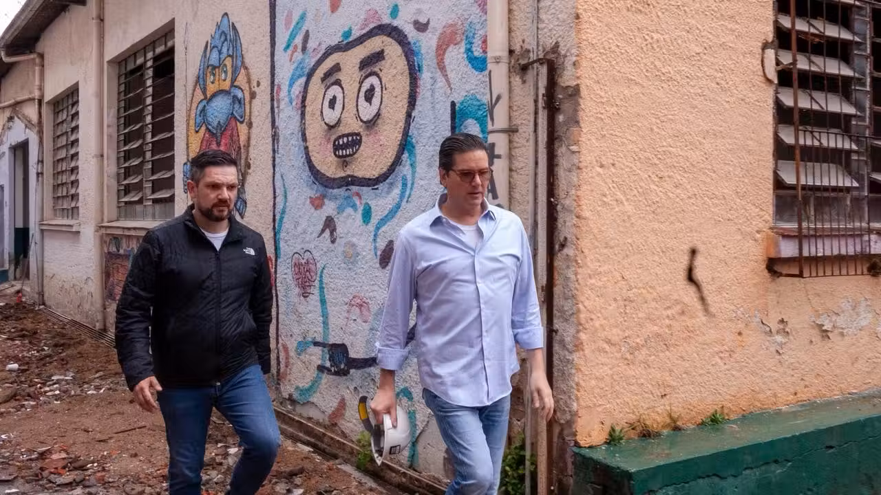 Secretário Leonardo Pascoal e o presidente do Instituto Floresta, Cláudio Goldsztein, em escola de Porto Alegre que será reaberta com apoio de Gisele Bündchen após 5 anos fechada — Foto: Henry Rodrigues/ Smed Porto Alegre