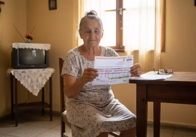 Uma lei que ja está em vigor no Brasil, garante conta de luz gratuita para idosos - Foto: Imagem gerada pela Whisk IA/ND Mais