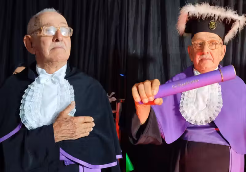 Seu Carmelindo, um idoso de 89 anos, realiza o sonho e se forma em História. Ele cresceu na roça, no RS, enfrentou comentários desmotivadores, mas persistiu.- Foto: reprodução Rádio Itapuí