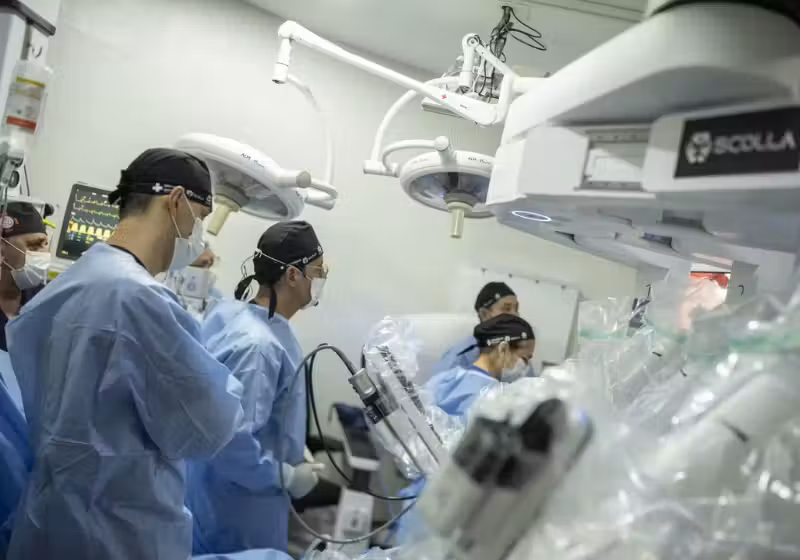 O cirurgião brasileiro estava no Kwait e operou um paciente no Paraná, sendo considerado um recorde mundial pelo Guinness - Foto: Sccolla