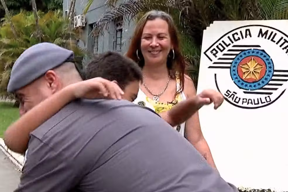 Menino de 10 anos se encontrou com PM que atendeu pedido de socorro dele para a mãe que estava passando mal — Foto: Reprodução/TV Tribuna