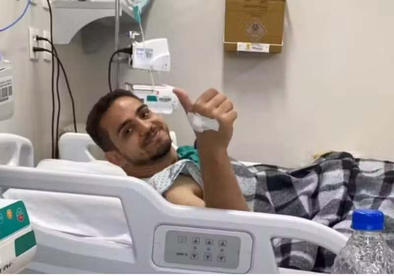 O brasileiro Wallace fez doação de medula óssea no RJ para salvar um menino com leucemia que mora na França. - Foto: arquivo pessoal