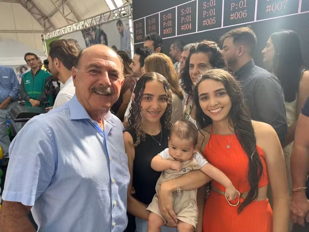 Rafaela, uma das gêmeas siamesas separadas há 23 anos em GO, é mãe do pequeno Davi Emanuel. "É uma vitória", disse o médico que as separou. - Foto: divulgação