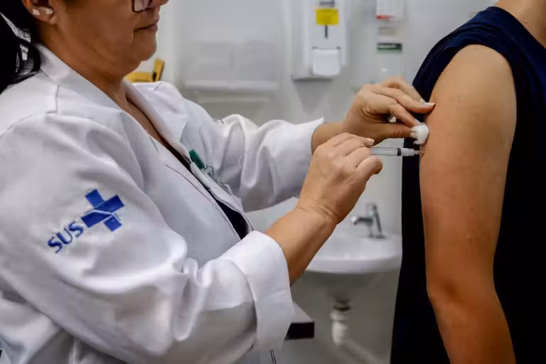 A vacina contra HPV no Brasil é gratuita e em dose única para a população de 9 a 14 anos . Foto: Paulo Pinto/Agência Brasil