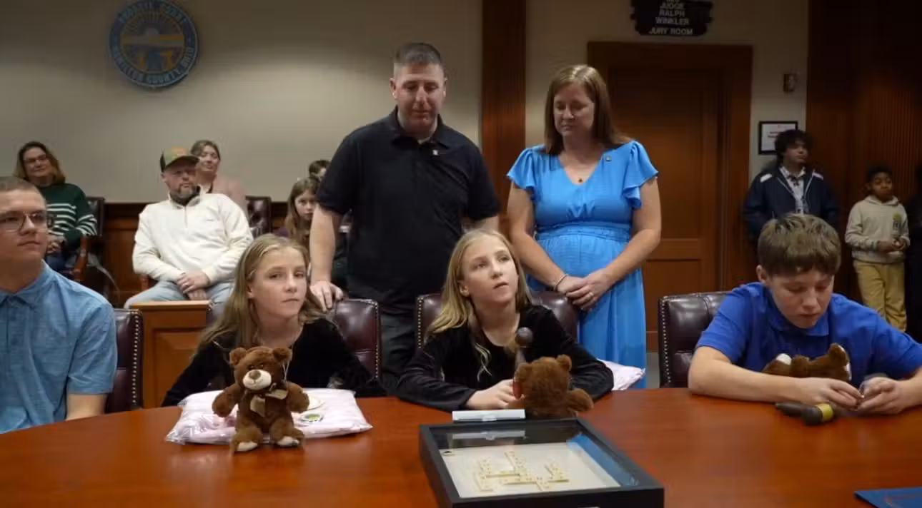 Os pais, que já tinham um filho adotado, adotam agora 4 irmãos. - Foto: WCPO