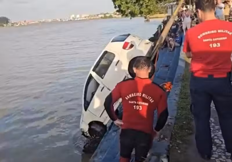Os moradores pularam no rio para ajudar a salvar uma mulher, que sofreu um acidente de carro - Foto: @ITAJAÍ_TRANSITO.AGT_GUIMARAES/Reprodução/ND Mais