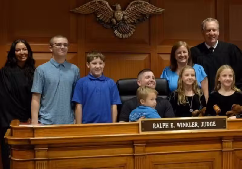 Os pais, de Ohio (EUA), já tinham um filho adotado, e adotam agora 4 irmãos. - Foto: WCPO