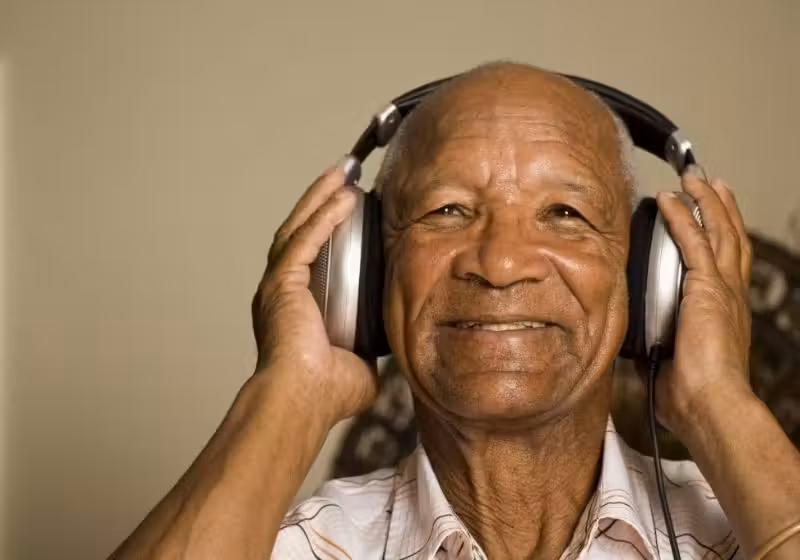 Estudo feito na Austrália mostra que idosos que tocam e ouvem música com frequência reduzem o risco de demência em 35%. - Foto: reprodução/clinimaster