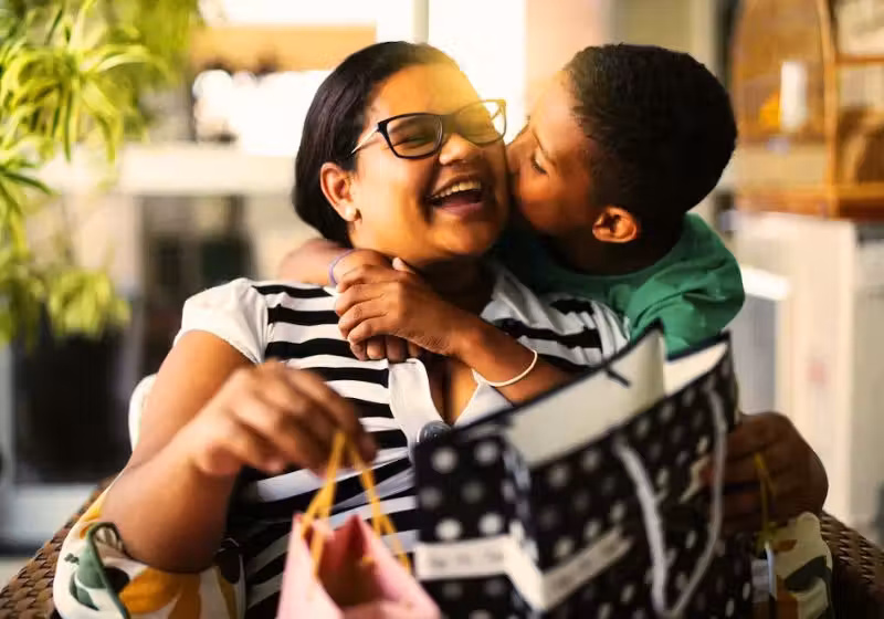 A pesquisa mostra que filhos e mães devem ser os mais presenteados neste Natal. O valor médio será de R$ 174 reais. - Foto: Getty Images